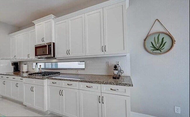 Building Photo - 8855 Watercrest Cir W