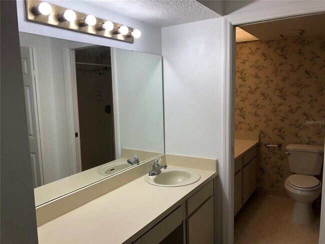 Building Photo - 1055 Kensington Park Dr