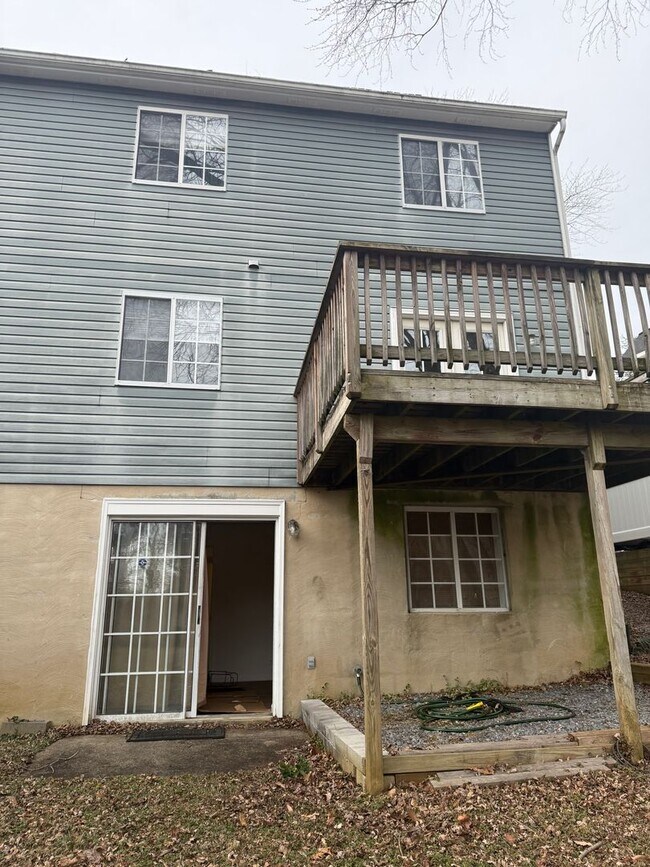 Building Photo - Large End Unit Townhome near Downtown Annapolis and Navy Stadium!