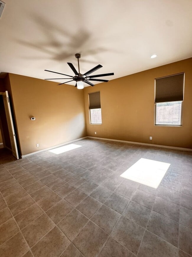Building Photo - 4 Bedroom + den energy efficient Hamilton High