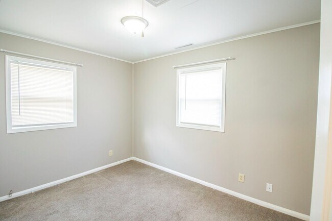 Building Photo - CENTRALLY LOCATED 2 BEDROOM HOME