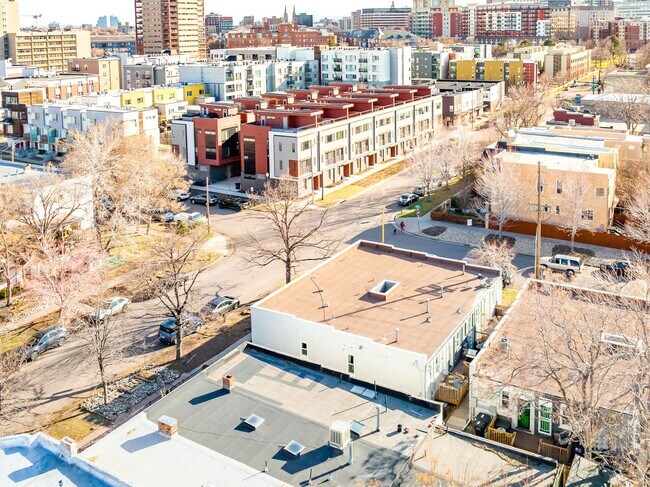 Building Photo - 2411 Tremont Pl