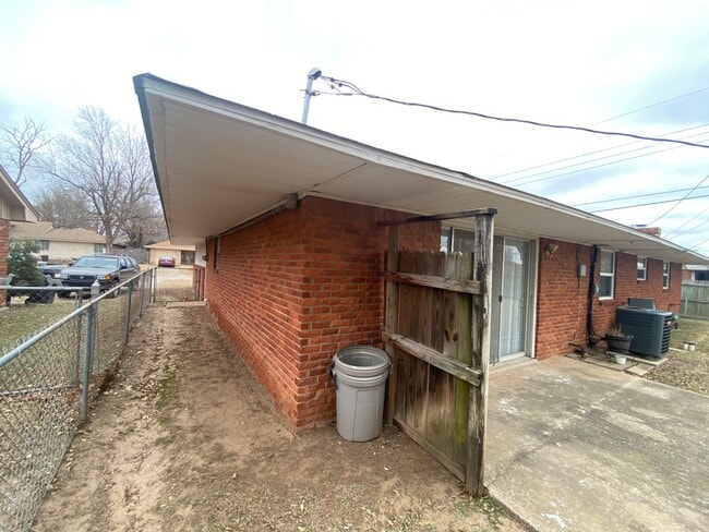 Building Photo - 3 bedroom 2 bath with extra storage!