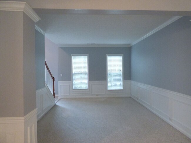 Building Photo - Lovely, Spacious 4 BR House! Vaulted Ceili...