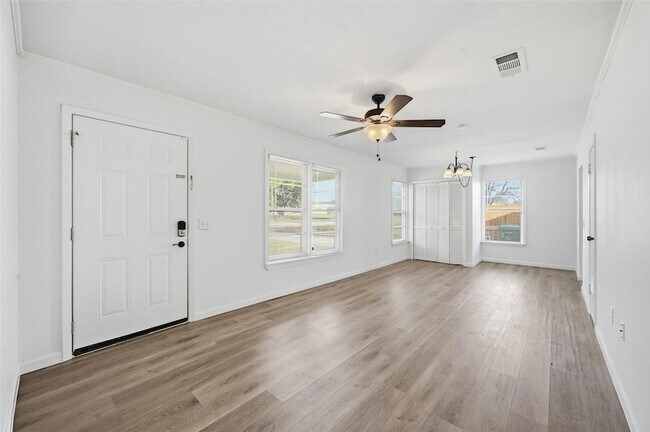 Building Photo - 418 Russell St