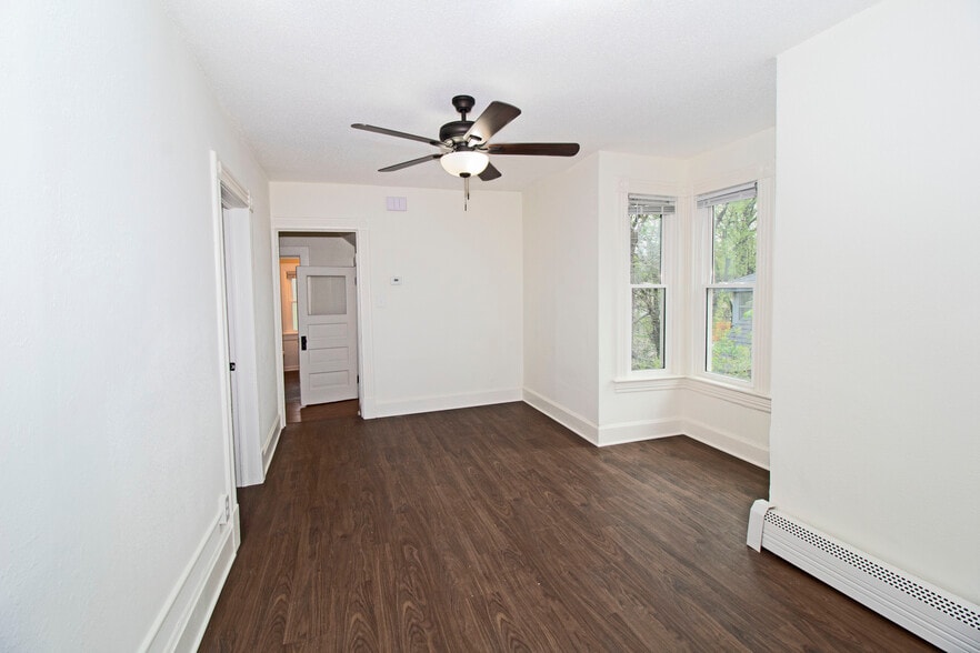 Building Photo - 867 Central Ave W