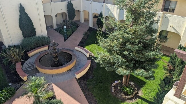 Building Photo - Beautiful 2 bedroom/2 bath in gated community. Call or come by to view!