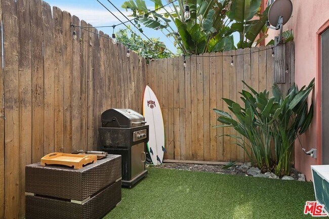 Building Photo - 1400 Hayworth Ave