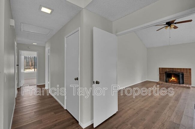 Building Photo - 929 Mulberry Dr