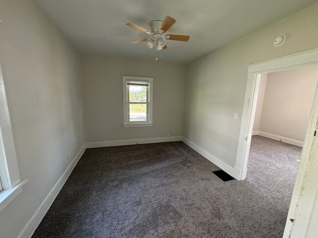 Building Photo - MADISONVILLE - Adorable 2 bed 2 bath cape ...