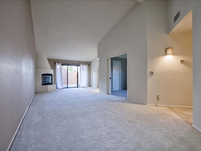 Building Photo - 3 Bedroom 2 Bathroom with Community Pool!!