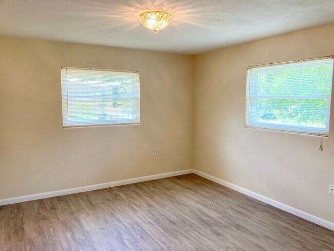 Building Photo - Clean ready to go 2/1 in Beverly Hills!