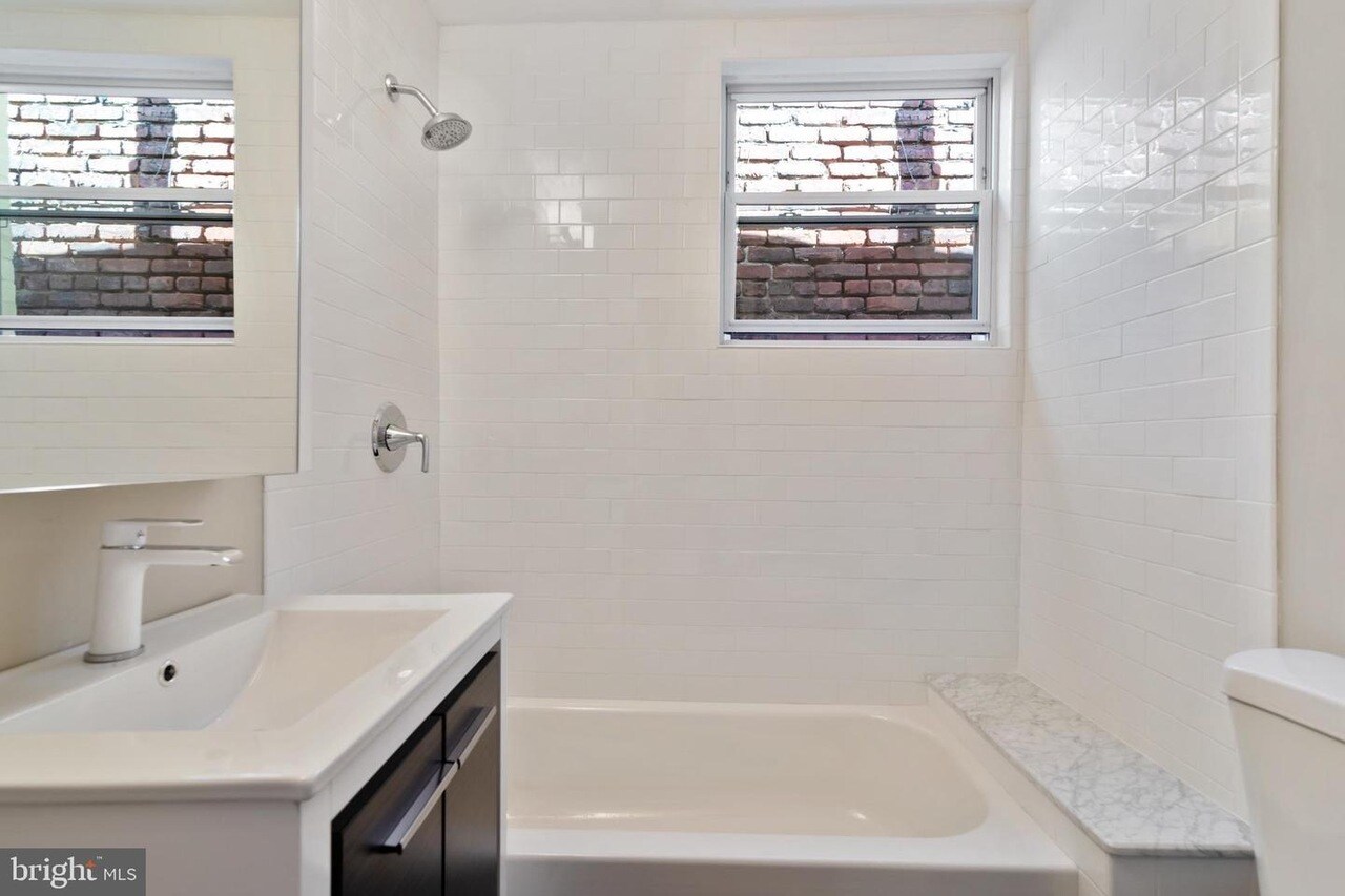 Bathroom - 1523 S Mole St
