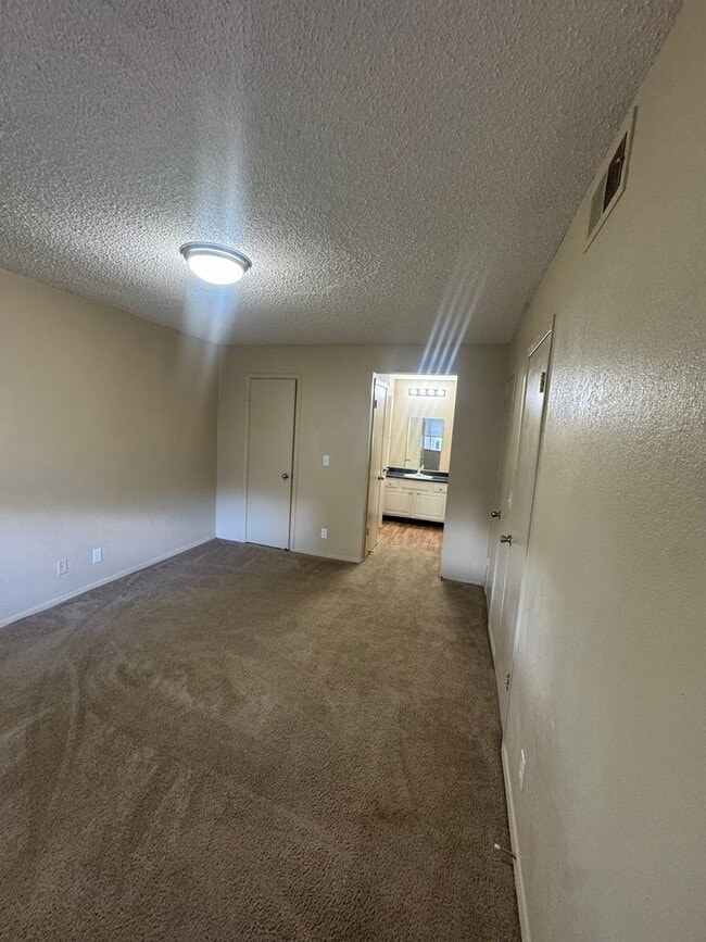 Building Photo - 2411 E 55th Pl