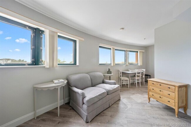 Building Photo - 5725 Sunset Dr