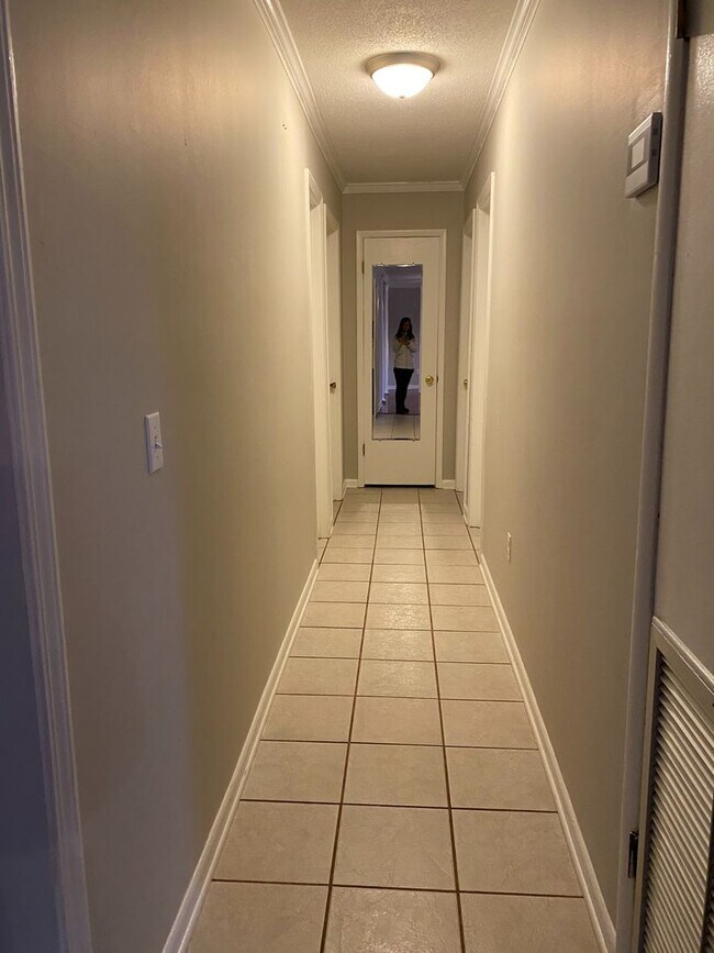 Building Photo - 228 Yellowleaf Dr