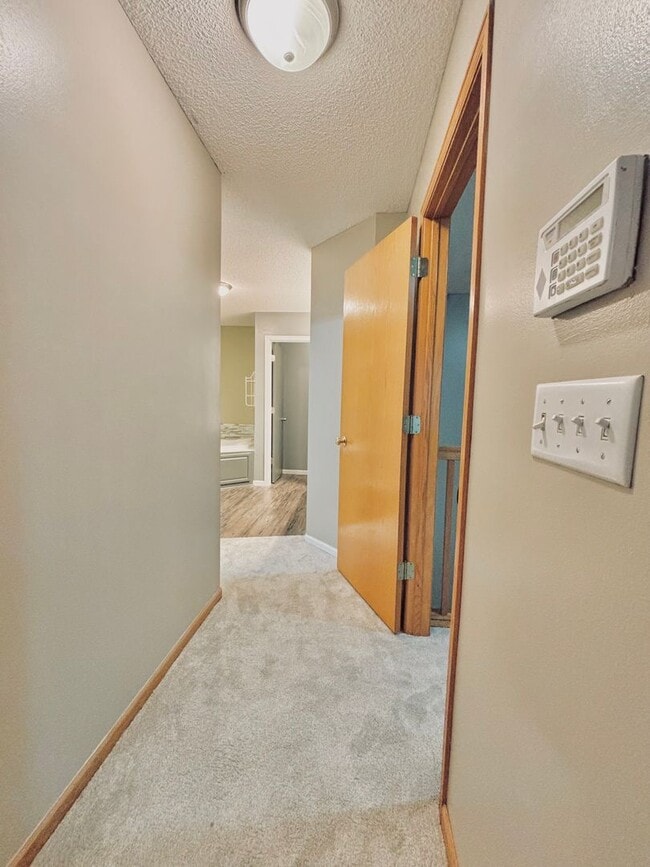 Building Photo - Gorgeous 3 Bedroom 4 Bath End Unit in Eagan