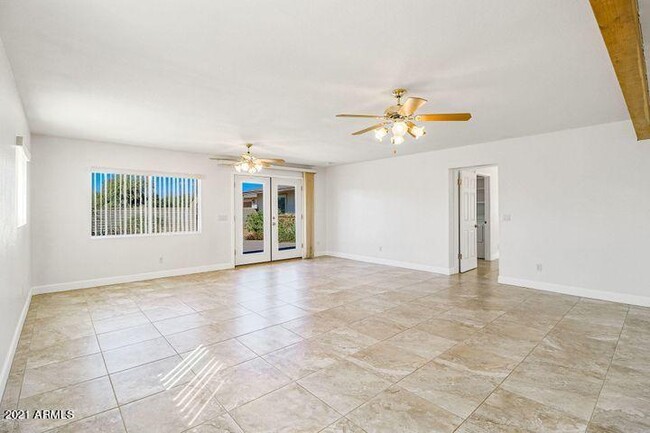 Building Photo - 6518 E Sunnyside Dr
