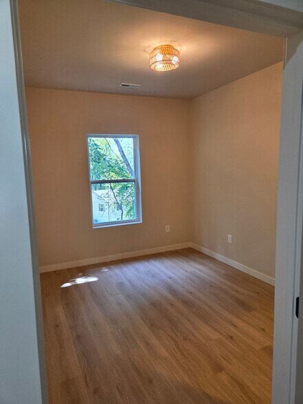 Building Photo - 5724 Wallwood Rd