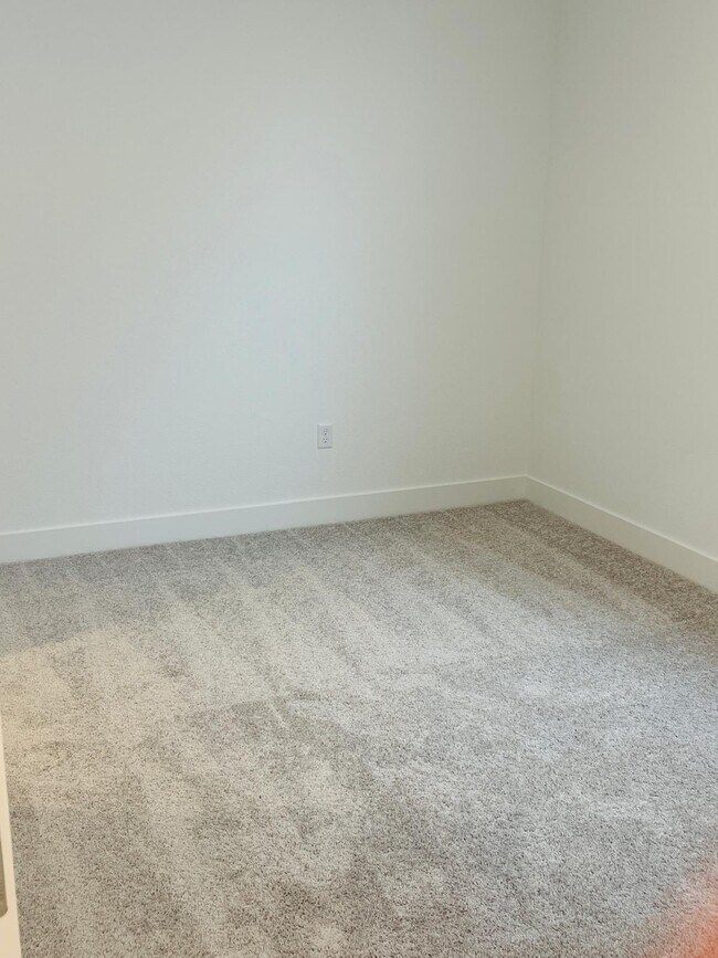 Building Photo - 2710 Old Larks Ln