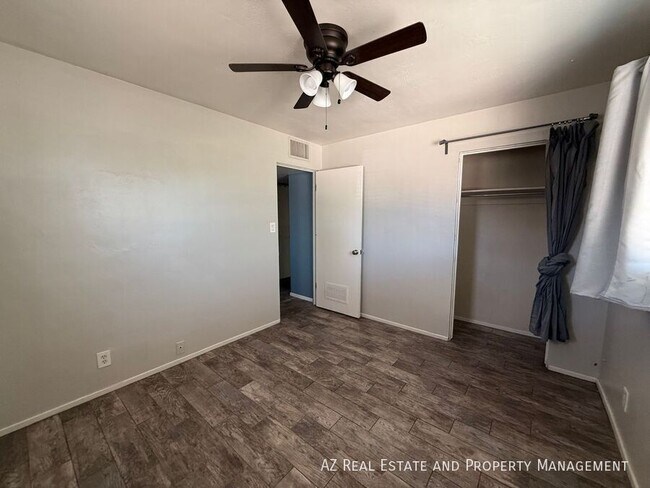 Building Photo - 1725 S Farmer Ave