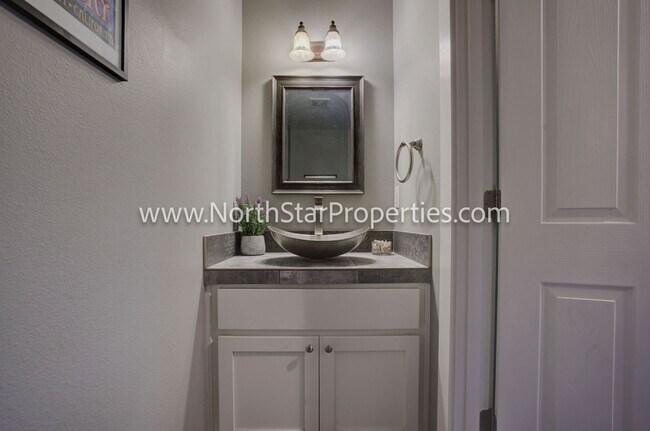 Building Photo - Spacious Five Bed Home in NW Bend