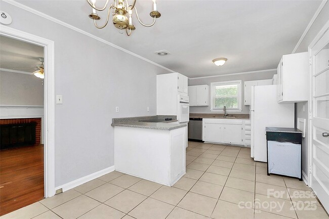 Building Photo - 228 Seneca Pl