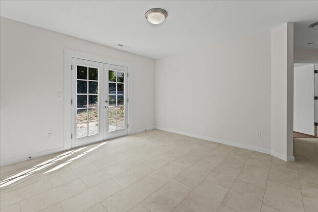 Building Photo - Beautifully renovated 4-bdrm, 2-bath Tuala...