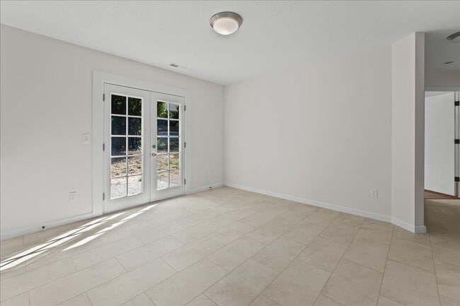 Building Photo - Beautifully Renovated 4-Bedroom, 2-Bath Ho...