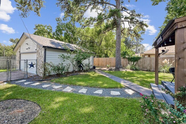 Building Photo - 446 Fantasy Ln
