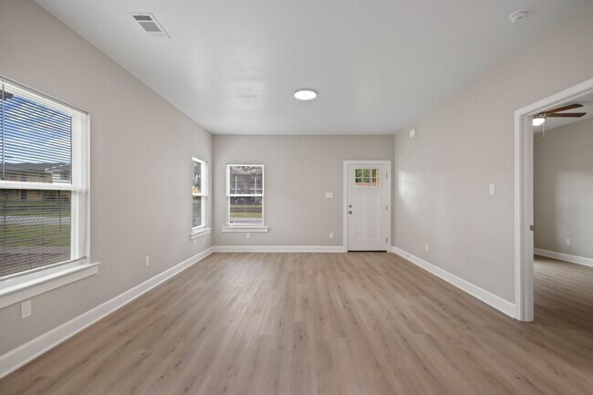 Building Photo - 5703 Valley Dr