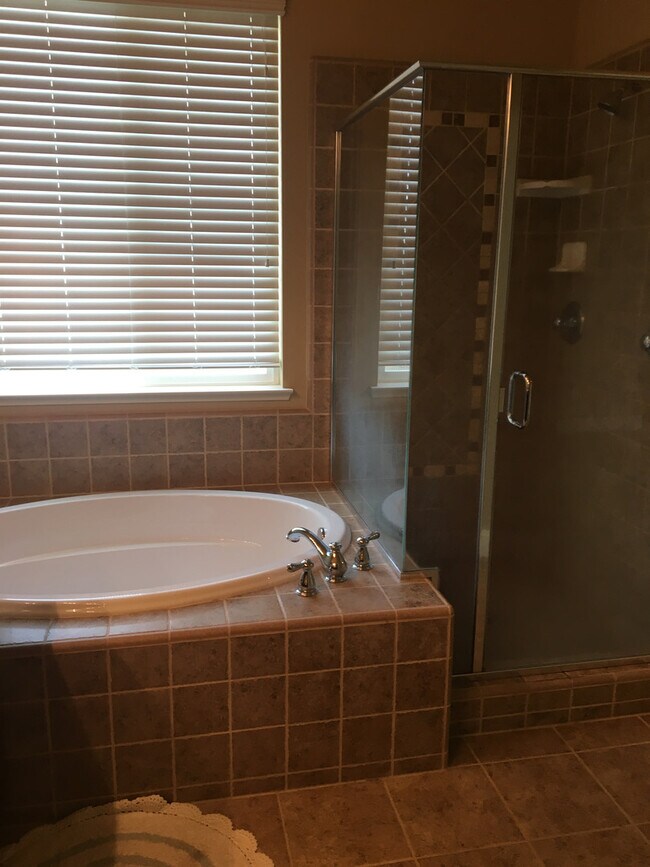 Building Photo - Gorgeous Folsom Home close to shopping,schools, and more!