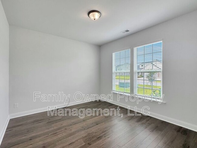 Building Photo - 302 Witch Hazel St