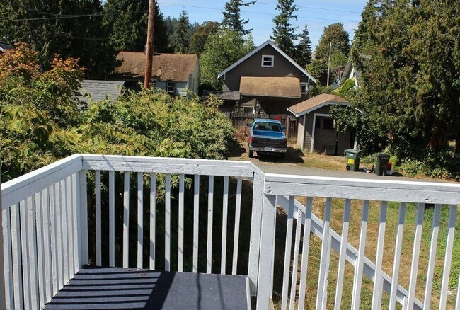 Building Photo - 6 bedroom, 2 Bath Home Available in August!