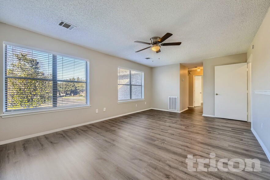 Building Photo - 6305 Meadowglen Dr