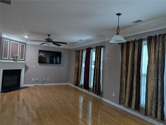 Building Photo - 815 Earlham Dr