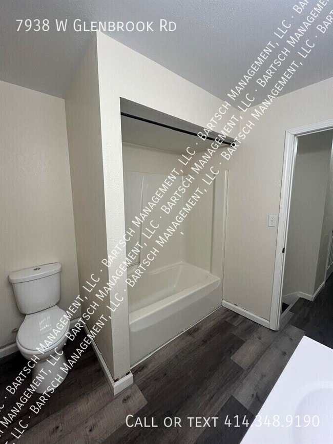 Building Photo - 7938 W Glenbrook Rd