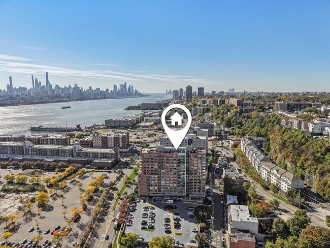 Building Photo - 915 Hudson Park