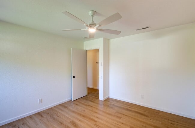 Building Photo - 1067 W Sierra Ave