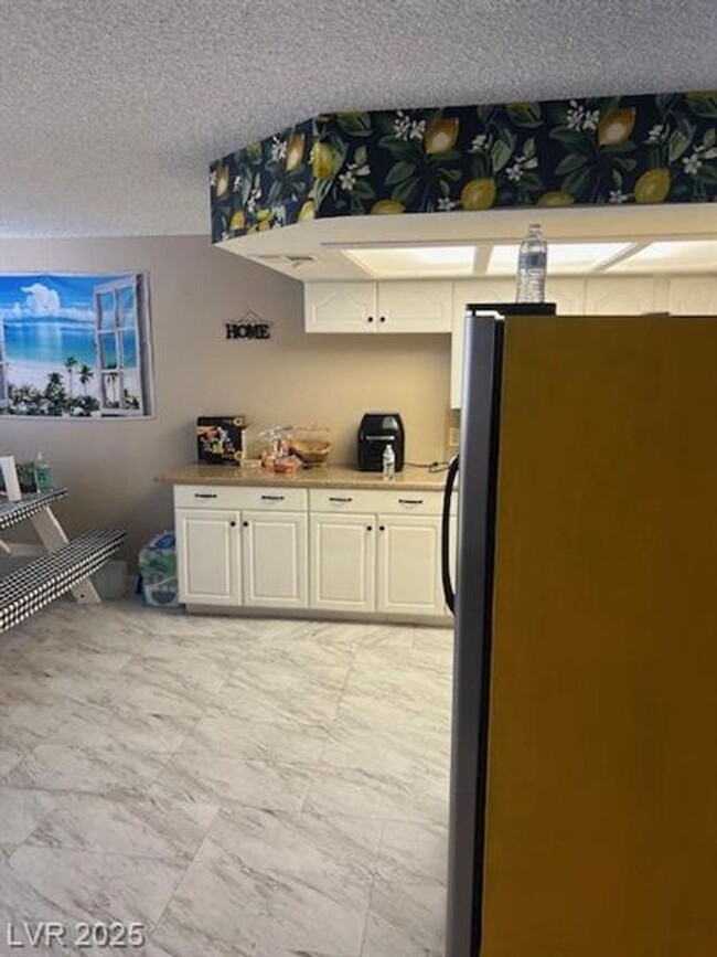 Building Photo - A very Nice and Clean 2 Bedroom, 2 Bathroo...