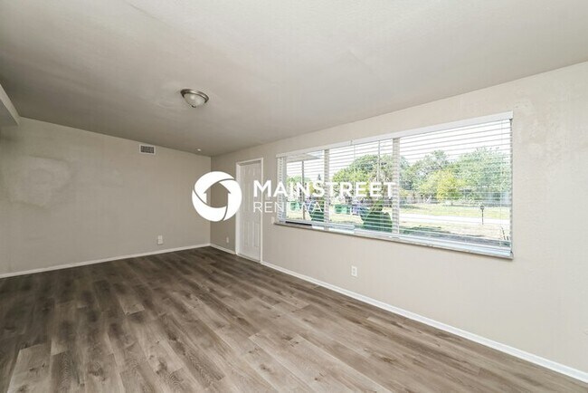 Building Photo - 3 Bedroom Pet-Friendly Home in Tampa, FL with Main Street Renewal