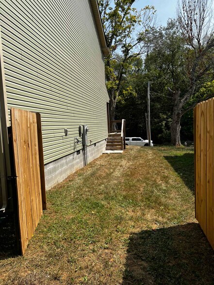 Building Photo - 414 Oak St