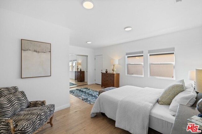 Building Photo - 2400 W 74th St