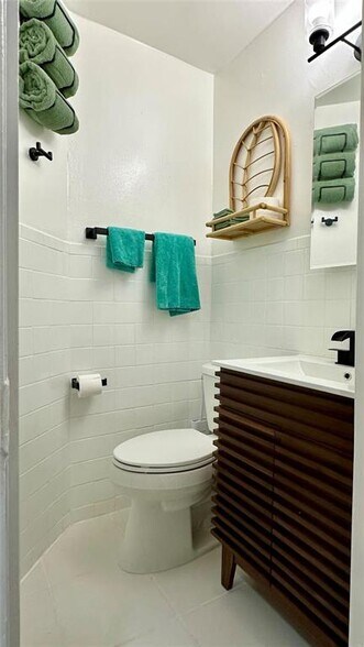 Building Photo - 1145 NE 17th Ter