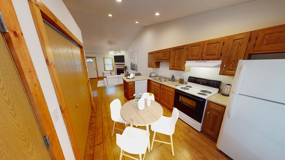 Eat-in-Kitchen - 1216 W Ash St