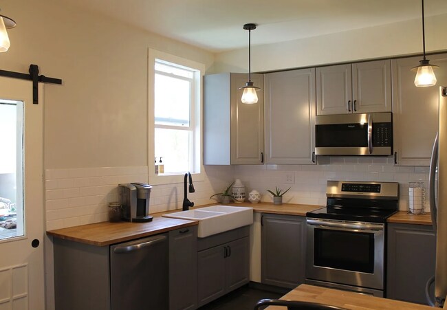 Building Photo - 1810 SW Queen Ave