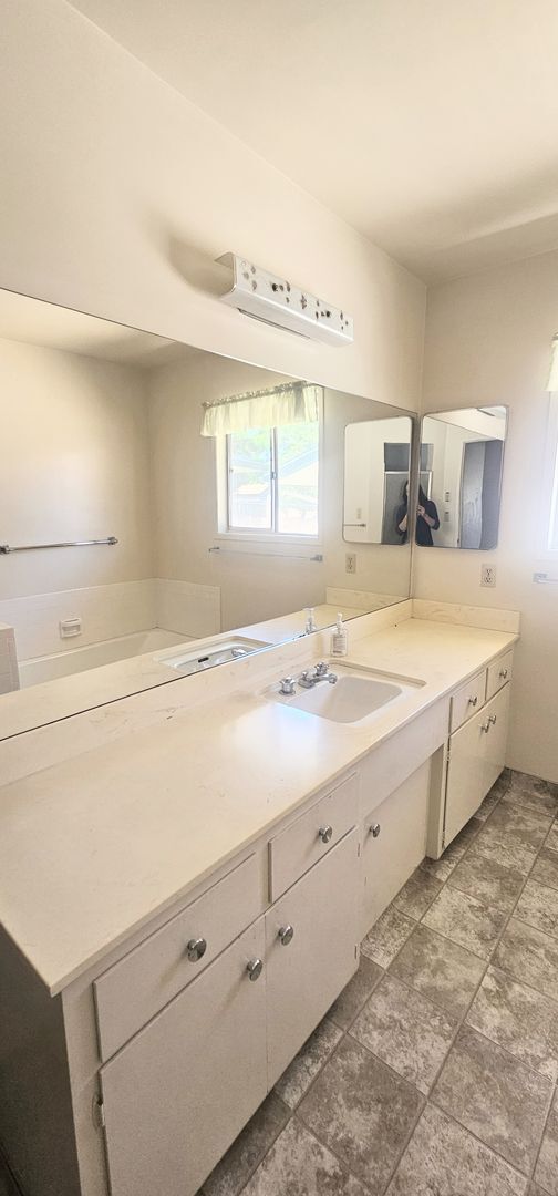 Building Photo - 5 bed 2.5 bath Single Story With 3 CAR Gar...