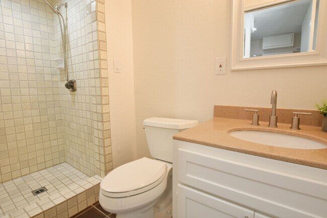 Building Photo - 5318 Fairway Dr