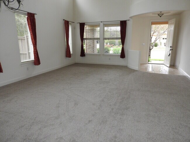 Building Photo - Fabulous Serrano Home