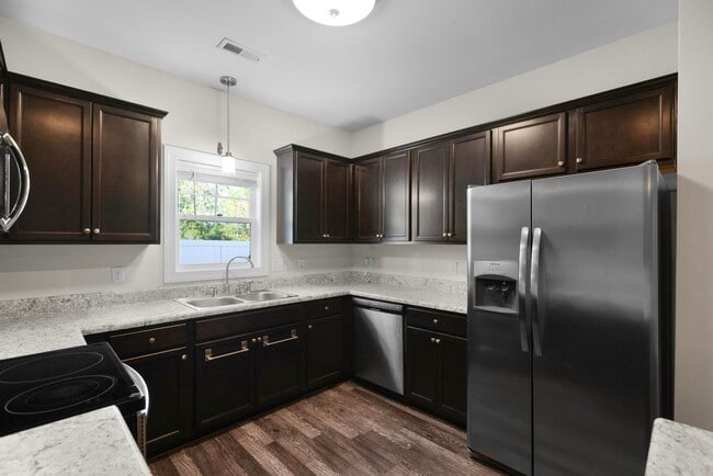 Building Photo - Townhouse For Rent! Rebated Application Fe...